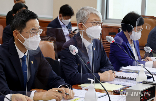 [서울=뉴시스]김진아 기자 = 최기영 과학기술정보통신부 장관이 22일 오후 서울 여의도 국회에서 열린 과학기술정보방송통신위원회 전체회의에 참석해 의원들의 질문에 답변하고 있다. (공동취재사진) 2021.04.22. photo@newsis.com