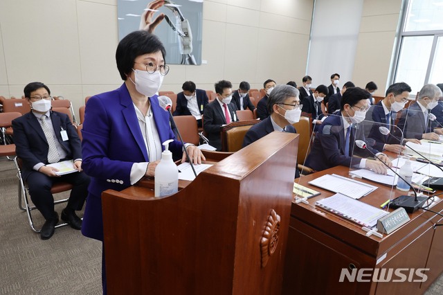 [서울=뉴시스]김진아 기자 = 김현 방송통신위원회 부위원장이 22일 오후 서울 여의도 국회에서 열린 과학기술정보방송통신위원회 전체회의에 참석해 의결된 법률안에 대해 인사말을 하고 있다. (공동취재사진) 2021.04.22. photo@newsis.com