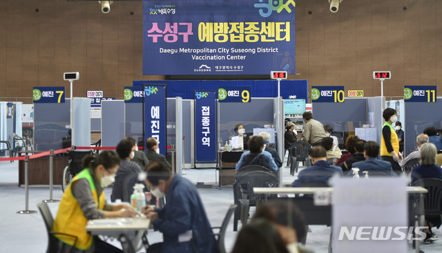 [대구=뉴시스]이무열 기자 = 지난 22일 오후 대구 수성구 육상진흥센터에 설치된 수성구 코로나19 예방접종센터에서 75세 이상 어르신 대상 화이자 백신 접종이 처음 이뤄지고 있다. 2021.04.22. lmy@newsis.com