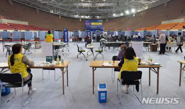 [대구=뉴시스]이무열 기자 = 지난 22일 오후 대구 수성구 육상진흥센터에 설치된 수성구 코로나19 예방접종센터에서 75세 이상 어르신 대상 화이자 백신 접종이 처음 이뤄지고 있다. 2021.04.22. lmy@newsis.com