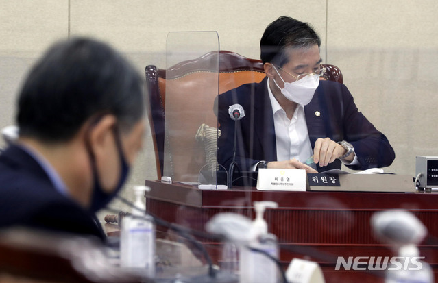 [서울=뉴시스]김진아 기자 = 22일 오후 서울 여의도 국회에서 열린 세월호 특검추천위 3차 전체회의에서 이종엽 위원장이 회의를 주재하고 있다. (공동취재사진) 2021.04.22. photo@newsis.com