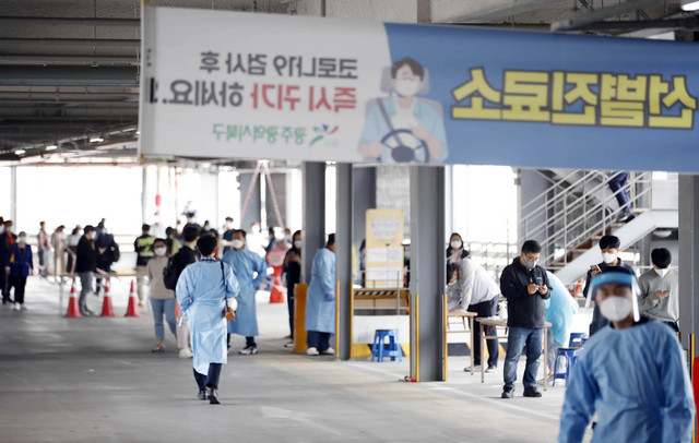 [광주=뉴시스] 변재훈 기자 = 광주 지역 코로나19 감염 확산세가 거센 22일 광주 북구 용봉동 선별진료소에 코로나19 검사 희망 주민들의 발길이 잇따르고 있다. (사진=광주 북구 제공) 2021.04.22. photo@newsis.com