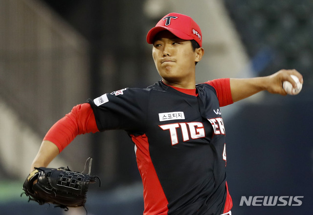 [서울=뉴시스]홍효식 기자 = 22일 오후 서울 송파구 잠실야구장에서 열린 '2021 KBO리그' LG 트윈스와 KIA 타이거즈 경기, 1회말 KIA 선발투수 이의리가 역투하고 있다. 2021.04.22. yesphoto@newsis.com