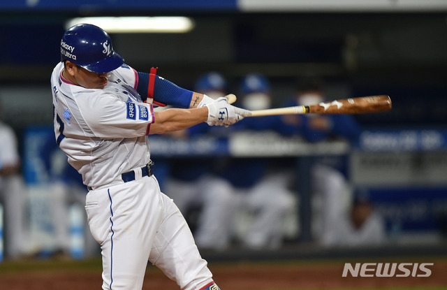 [대구=뉴시스]이무열 기자 = 22일 오후 대구 수성구 삼성라이온즈파크에서 열린 ‘2021 신한은행 SOL KBO리그’ 삼성 라이온즈와 SSG 랜더스의 경기, 5회말 2사 만루 상황에서 삼성 강민호가 싹쓸이 적시타를 날리고 있다. 2021.04.22. lmy@newsis.com