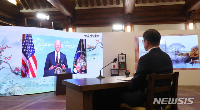 [서울=뉴시스]박영태 기자 = 문재인 대통령이 22일 청와대 상춘재에서 화상으로 열린 기후정상회의에 참석해 조 바이든 미국 대통령의 모두발언을 듣고 있다. 2021.04.22. since1999@newsis.com