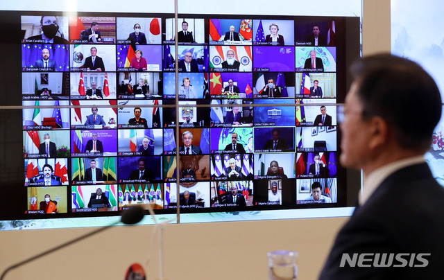 [서울=뉴시스]박영태 기자 = 문재인 대통령이 22일 청와대 상춘재에서 화상으로 열린 기후정상회의에 참석해 있는 앞으로 화상 연결된 각국 정상이 보이고 있다. 2021.04.22. since1999@newsis.com