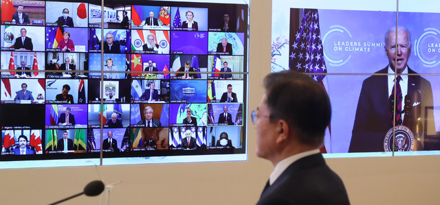 [서울=뉴시스]박영태 기자 = 문재인 대통령이 22일 청와대 상춘재에서 화상으로 열린 기후정상회의에 참석해 조 바이든 미국 대통령의 모두발언을 듣고 있다. 시진핑(모니터 첫째줄 왼쪽부터) 중국 국가주석, 스가 요시히데 일본 총리, 문 대통령, 블라디미르 푸틴 러시아 대통령. 2021.04.22. since1999@newsis.com