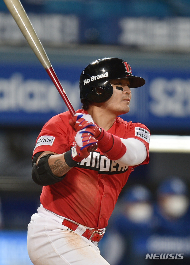 [대구=뉴시스]이무열 기자 = 22일 오후 대구 수성구 삼성라이온즈파크에서 열린 ‘2021 신한은행 SOL KBO리그’ 삼성 라이온즈와 SSG 랜더스의 경기, 8회초 무사 만루 상황에서 SSG 추신수가 2타점 적시타를 때리고 있다. 2021.04.22. lmy@newsis.com