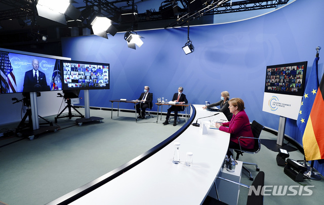 [베를린=AP/뉴시스]앙겔라 메르켈 독일 총리가 22일(현지시간) 독일 베를린에서 조 바이든 미국 대통령이 주최한 세계 화상 기후 정상회의에 참석하고 있다. 2021.04.23. 