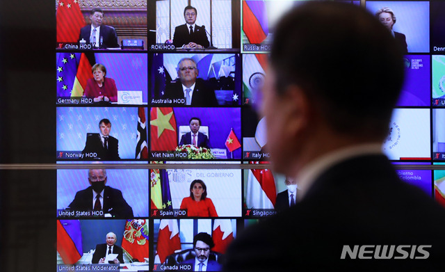 [서울=뉴시스]박영태 기자 = 문재인 대통령이 22일 청와대 상춘재에서 화상으로 열린 기후정상회의에 참석해 블라디미르 푸틴 러시아 대통령의 모두발언을 듣고 있다. 시진핑(모니터 첫번째줄 왼쪽) 중국 국가주석, 조 바이든(모니터 네번째줄 왼쪽)미국 대통령. 2021.04.22. since1999@newsis.com