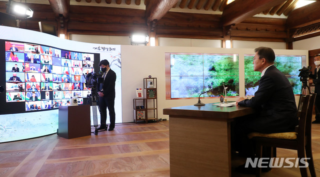 [서울=뉴시스]박영태 기자 = 문재인 대통령이 22일 청와대 상춘재에서 화상으로 열린 기후정상회의에 참석해 발언하고 있다. 2021.04.22. since1999@newsis.com