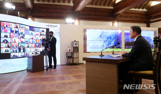 [서울=뉴시스]박영태 기자 = 문재인 대통령이 22일 청와대 상춘재에서 화상으로 열린 기후정상회의에 참석해 발언하고 있다. 2021.04.22. since1999@newsis.com