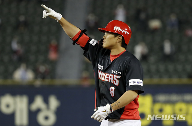 [서울=뉴시스]홍효식 기자 = 22일 오후 서울 송파구 잠실야구장에서 열린 '2021 KBO리그' LG 트윈스와 KIA 타이거즈 경기, 10회초 2사 1,2루 상황 KIA 류지혁이 1타점을 친 뒤 세리머니를 하고 있다. 2021.04.22. yesphoto@newsis.com