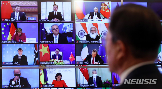 [서울=뉴시스]박영태 기자 = 문재인 대통령이 22일 청와대 상춘재에서 화상으로 열린 기후정상회의에 참석해 에마뉘엘 마크롱 프랑스 대통령의 모두발언을 듣고 있다. 시진핑(모니터 첫째줄 왼쪽) 중국 국가주석, 조 바이든(모니터 넷째줄 왼쪽)미국 대통령. 2021.04.22. since1999@newsis.com