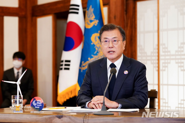 [서울=뉴시스]박영태 기자 = 문재인 대통령이 22일 청와대 상춘재에서 화상으로 열린 기후정상회의에 참석해 발언하고 있다. 2021.04.22. since1999@newsis.com