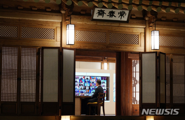 [서울=뉴시스]박영태 기자 = 문재인 대통령이 22일 청와대 상춘재에서 화상으로 열린 기후정상회의에 참석해 있다. 2021.04.22. since1999@newsis.com