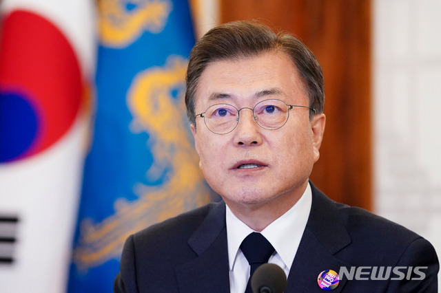 [서울=뉴시스]문재인 대통령이 22일 청와대 상춘재에서 화상으로 열린 기후정상회의에 참석해 발언하고 있다. 2021.04.22. 