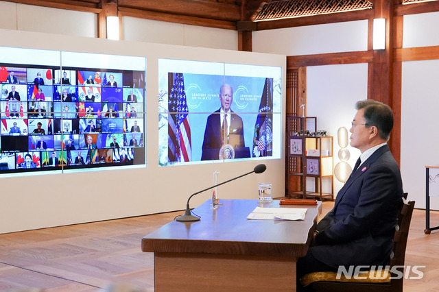 [서울=뉴시스]박영태 기자 = 문재인 대통령이 22일 청와대 상춘재에서 화상으로 열린 기후정상회의에 참석해 조 바이든 미국 대통령의 발언을 듣고 있다. 2021.04.22. since1999@newsis.com