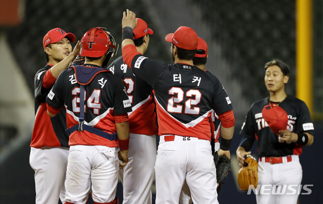 [서울=뉴시스]홍효식 기자 = 22일 오후 서울 송파구 잠실야구장에서 열린 '2021 KBO리그' LG 트윈스와 KIA 타이거즈 경기, 10회말 2대3으로 승리한 KIA 선수들이 자축하고 있다. 2021.04.22. yesphoto@newsis.com