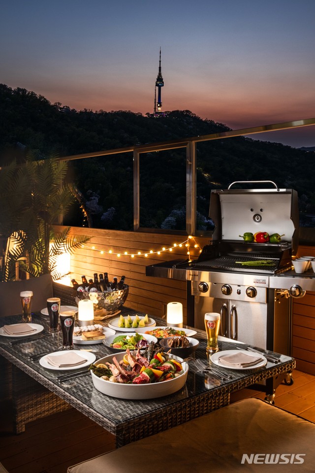 [서울=뉴시스]반얀트리 서울 '문 바'의 '프라이빗 바비큐 프로모션'