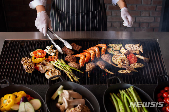 [서울=뉴시스]그랜드 하얏트 서울 ‘더 테라스’의 ‘아웃도어 바비큐 뷔페’ 