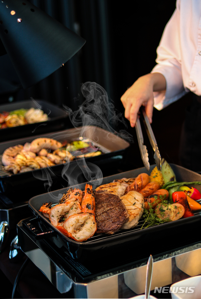 [서울=뉴시스]프레이저 플레이스 센트럴 서울 '파노라마 라운지 앤 바'의 'BBQ 프로모션'