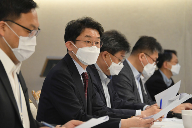 이억원 기획재정부 1차관이 23일 서울 광화문 정부서울청사에서 열린 '제14차 혁신성장 전략점검회의 겸 코로나 정책점검회의 겸 한국판뉴딜 점검 TF 겸 제10차 물가관계차관회의'를 주재, 모두발언을 하고 있다.(사진=기획재정부) *재판매 및 DB 금지