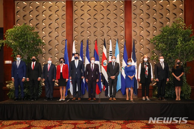 [서울=뉴시스] 최종건 외교부 제1차관은 4월22일(현지시간) 코스타리카에서 한-중미지역 8개국(SICA) 외교차관회의(한-SICA 대화협의체)를 개최하고, 6년만의 한-SICA 공동성명을 발표했다. (사진/외교부 제공) photo@newsis.com