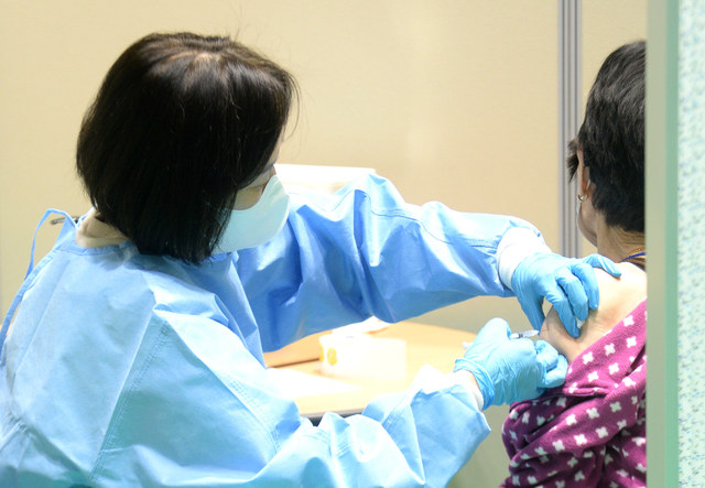 [거창=뉴시스] 거창군 만75세 이상 어르신 1차 화이자 백신 접종. 