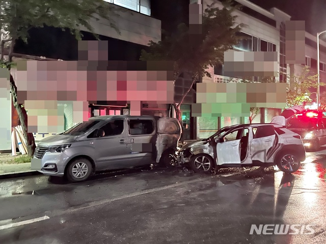 [대구=뉴시스]이지연 기자 = 23일 오전 3시28분 북구 국우동의 한 도로에서 술을 마신 채 A씨가 몰던 승용차가 주차돼 있던 승합차를 들이 받는 사고가 발생했다. (사진=서부소방서 제공) 2021.04.23. photo@newsis.com