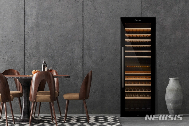 [서울=뉴시스] '듀얼 온도 조절'이 가능한 '캐리어 와인셀러 듀얼' 112병.(사진=캐리어냉장 제공) 2021.4.23 photo@newsis.com