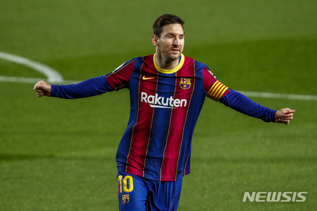  [바르셀로나=AP/뉴시스]리오넬 메시(바르셀로나)가 22일(현지시간) 스페인 바르셀로나의 캄프 누에서 열린 헤타페와의 2020-21시즌 프리메라리가 31라운드 전반 8분 선제골을 넣고 기뻐하고 있다. 2골 1도움을 기록한 메시는 득점 선두를 지키며 12시즌 연속 리그 25골 이상을 기록했다. 2021.04.23.&nbsp; 