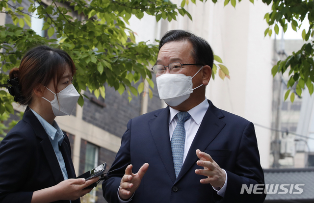 [서울=뉴시스]김형수 기자 = 김부겸 국무총리 후보자가 23일 오전 청문회 준비 사무실이 차려진 서울 종로구 금융감독원 연수원으로 출근하며 기자들의 질문을 받고 있다. 2021.04.23. kyungwoon59@newsis.com