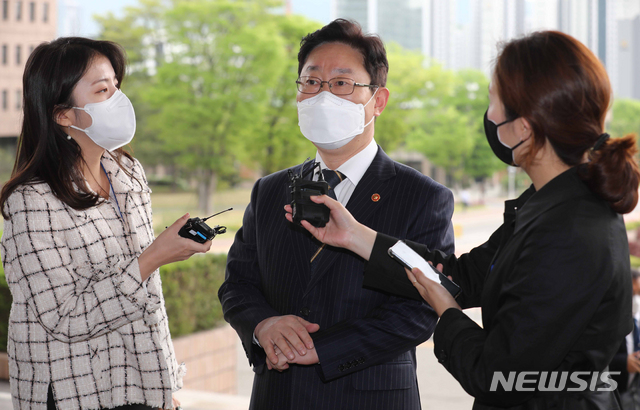 [과천=뉴시스]박주성 기자 = 박범계 법무부 장관이 23일 오전 경기 과천시 정부과천청사 법무부로 출근하던 중 취재진의 질문에 답하고 있다. (공동취재사진) 2021.04.23. photo@newsis.com