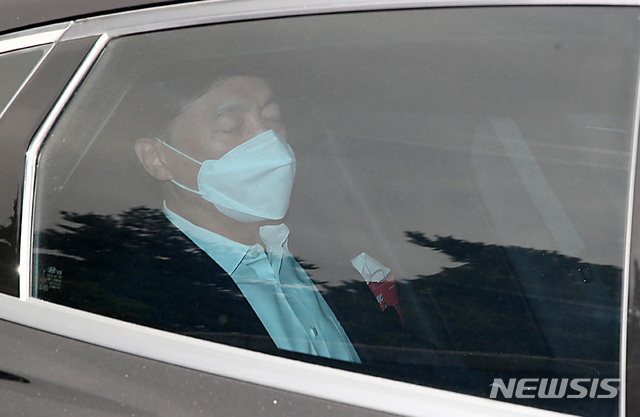 [서울=뉴시스]배훈식 기자 = 김학의 전 법무부 차관 출국금지 수사 외압 사건에 대한 검찰수사심의위원회 개최 여부 결정 예정인 23일 오전 서울 서초구 서울중앙지방검찰청으로 이성윤 중앙지검장이 출근하고 있다.(공동취재사진) 2021.04.23. photo@newsis.com