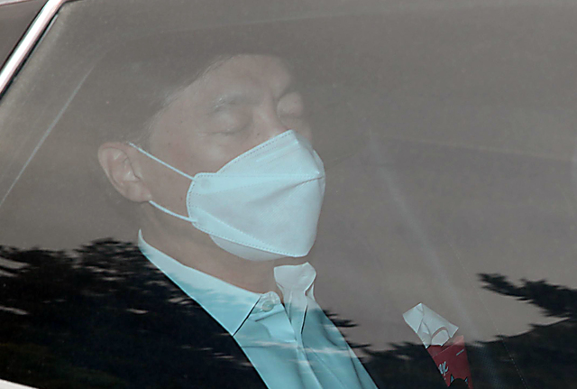 [서울=뉴시스]배훈식 기자 = 김학의 전 법무부 차관 출국금지 수사 외압 사건에 대한 검찰수사심의위원회 개최 여부 결정 예정인 23일 오전 서울 서초구 서울중앙지방검찰청으로 이성윤 중앙지검장이 출근하고 있다.(공동취재사진) 2021.04.23. photo@newsis.com 