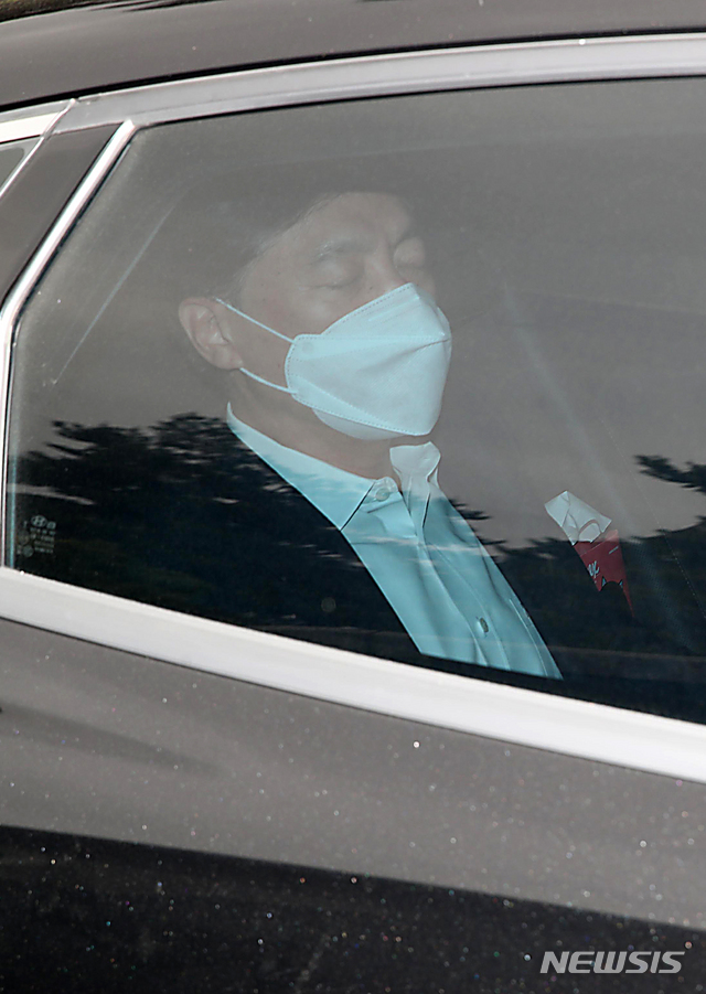 [서울=뉴시스]배훈식 기자 = 김학의 전 법무부 차관 출국금지 수사 외압 사건에 대한 검찰수사심의위원회 개최 여부 결정 예정인 23일 오전 서울 서초구 서울중앙지방검찰청으로 이성윤 중앙지검장이 출근하고 있다.(공동취재사진) 2021.04.23. photo@newsis.com