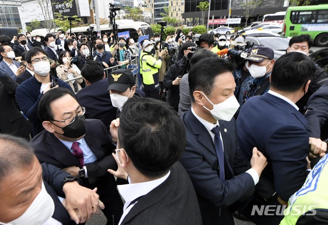 [서울=뉴시스]국회사진기자단 = 주호영 국민의힘 당 대표 권한대행이 23일 오전 서울 서초구 대법원 앞에서 열린 ‘김명수 대법원장 사퇴촉구 공동선언’을 마친 후 참석자들과 출근하는 김명수 대법원장을 만나려 하자 경찰들에게 저지 당하고 있다. 2021.04.23. photo@newsis.com
