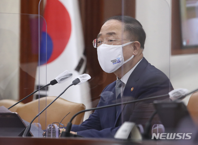 [서울=뉴시스]김명원 기자 = 홍남기 국무총리 직무대행이 23일 오전 서울 종로구 정부서울청사에서 열린 백신·치료제 상황점검회의에 참석해 발언하고 있다. 2021.04.23. kmx1105@newsis.com