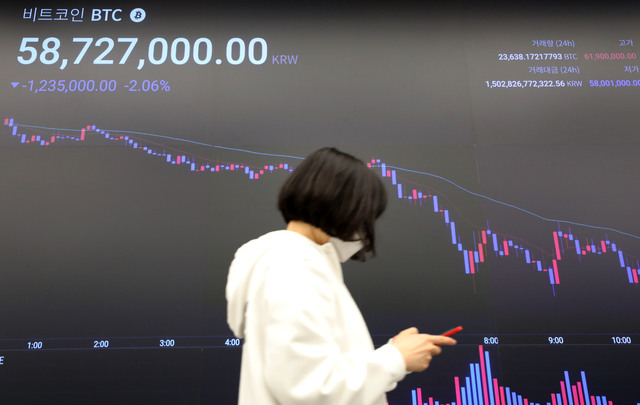 [서울=뉴시스]박주성 기자 = 비트코인 국내 거래 가격이 5천만대 까지 하락하고 암호화폐 가격이 줄폭락한 지난 23일 서울 강남구 업비트 라운지에서 직원이 암호화폐 시세를 살피고 있다. 2021.04.23. park7691@newsis.com