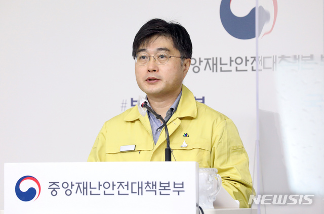 [세종=뉴시스]강종민 기자 = 윤태호 중앙사고수습본부 방역총괄반장이 지난 4월22일 오전 정부세종청사에서 코로나19 대응 현황을 브리핑 하고 있다. 2021.04.22.&nbsp;&nbsp; ppkjm@newsis.com