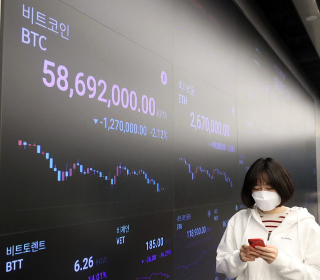 [서울=뉴시스]박주성 기자 = 비트코인 국내 거래 가격이 5천만대 까지 하락하고 암호화폐 가격이 줄폭락한 23일 서울 강남구 업비트 라운지에서 직원이 암호화폐 시세를 살피고 있다. 2021.04.23. park7691@newsis.com
