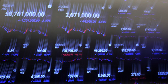 [서울=뉴시스]박주성 기자 = 비트코인 국내 거래 가격이 5천만대 까지 하락하고 암호화폐 가격이 줄폭락한 23일 서울 강남구 업비트 라운지에서 직원이 암호화폐 시세를 살피고 있다. 2021.04.23. park7691@newsis.com