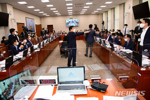 [서울=뉴시스]김진아 기자 = 23일 오전 서울 여의도 국회에서 열린 산업통상자원중소벤처기업위원회 전체회의에서 강훈식 더불어민주당 의원과 김정재 국민의힘 의원이 언쟁을 벌이고 있다. (공동취재사진) 2021.04.23. photo@newsis.com