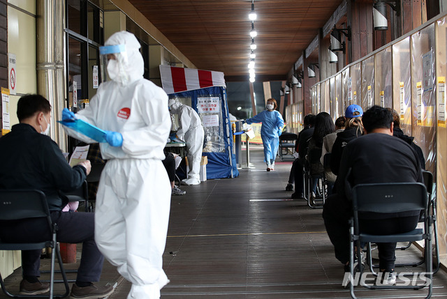 [서울=뉴시스]박주성 기자 = 코로나19 국내 확진자 수가 전날 대비 797명 늘어난 23일 오후 서울 송파구보건소 선별진료소에서 시민들이 검사를 받기 위해 기다리고 있다. 2021.04.23. park7691@newsis.com