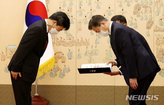 [서울=뉴시스]추상철 기자 = 문재인 대통령이 23일 오후 청와대에서 이현주 변호사에게 세월호참사 진상규명 특별검사 임명장을 수여하기 전 인사하고 있다. 2021.04.23. scchoo@newsis.com