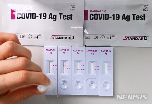 [수원=뉴시스]김종택기자 = 정부가 코로나19 자가검사가 가능한 항원 방식 자가검사키트 제품 2종에 대해 조건부 품목허가를 했다고 밝힌 23일 오후 경기도 수원시 영통구 (주)에스디바이오센서 관계자가 코로나19 자가 진단키트를 이용해 검사를 시연하고 있다. 국내에서 코로나19 자가검사키트가 품목허가를 받은 것은 이번이 처음이며 허가를 받은 자가진단키트는 에스디바이오센서(STANDARD™ Q COVID-19 Ag Home Test)와 휴마시스(Humasis COVID-19 Ag Home Test)의 제품이다. 2021.04.23. jtk@newsis.com