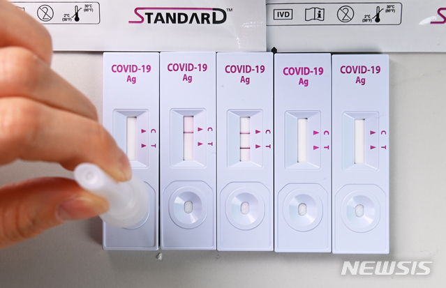 [수원=뉴시스]김종택기자 = 정부가 코로나19 자가검사가 가능한 항원 방식 자가검사키트 제품 2종에 대해 조건부 품목허가를 했다고 밝힌 23일 오후 경기도 수원시 영통구 (주)에스디바이오센서 관계자가 코로나19 자가 진단키트를 이용해 검사를 시연하고 있다. 국내에서 코로나19 자가검사키트가 품목허가를 받은 것은 이번이 처음이며 허가를 받은 자가진단키트는 에스디바이오센서(STANDARD™ Q COVID-19 Ag Home Test)와 휴마시스(Humasis COVID-19 Ag Home Test)의 제품이다. 2021.04.23.jtk@newsis.com