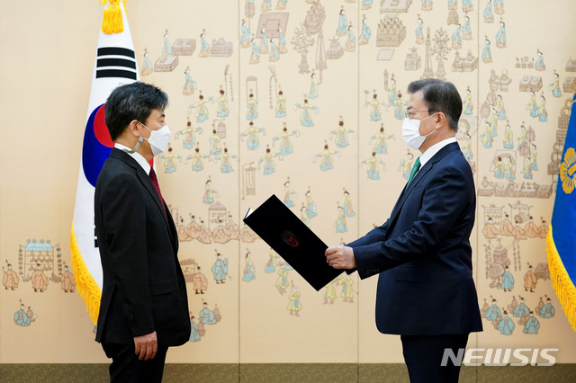 [서울=뉴시스]추상철 기자 = 문재인 대통령이 지난달 23일 오후 청와대에서 이현주 변호사에게 세월호참사 진상규명 특별검사 임명장을 수여하고 있다. 2021.04.23. scchoo@newsis.com