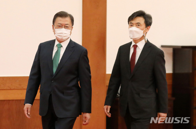 [서울=뉴시스]추상철 기자 = 문재인 대통령이 지난달 23일 오후 청와대에서 이현주 변호사에게 세월호참사 진상규명 특별검사 임명장을 수여한 후 환담장으로 이동하고 있다. 2021.04.23. scchoo@newsis.com